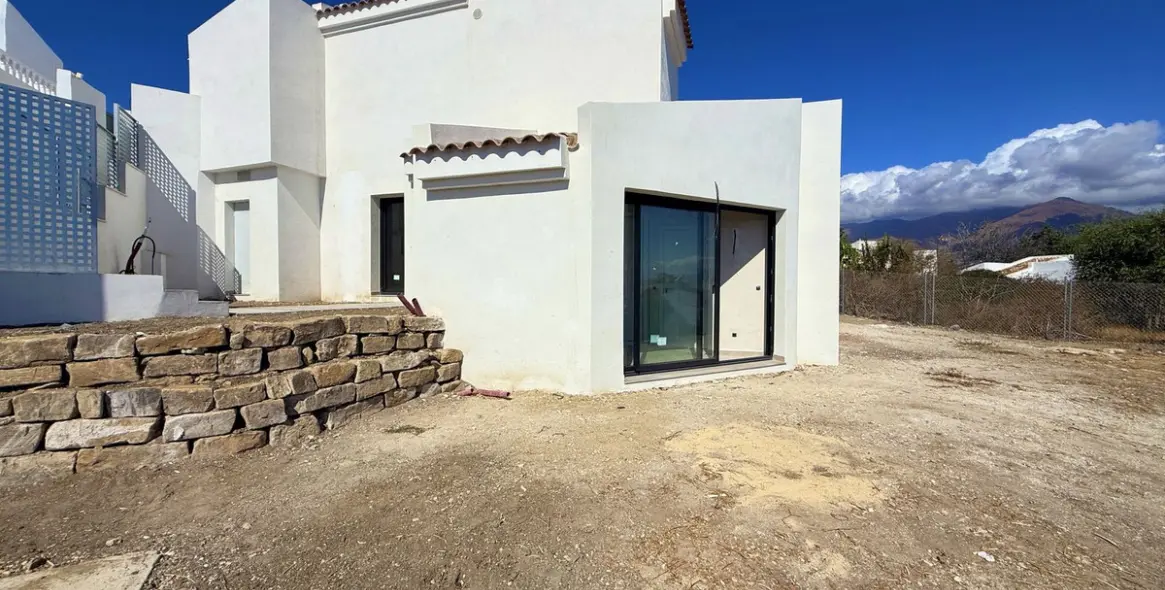 Продажа дома на две семьи в Estepona 21