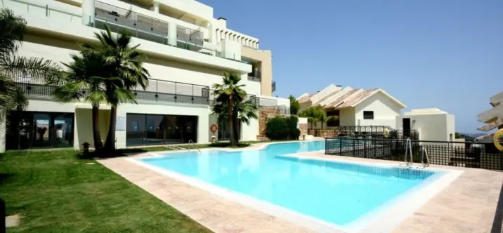 Sale of middle floor apartment in Altos de los Monteros 0