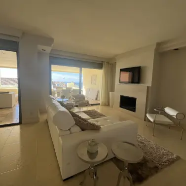 Sale of middle floor apartment in Altos de los Monteros