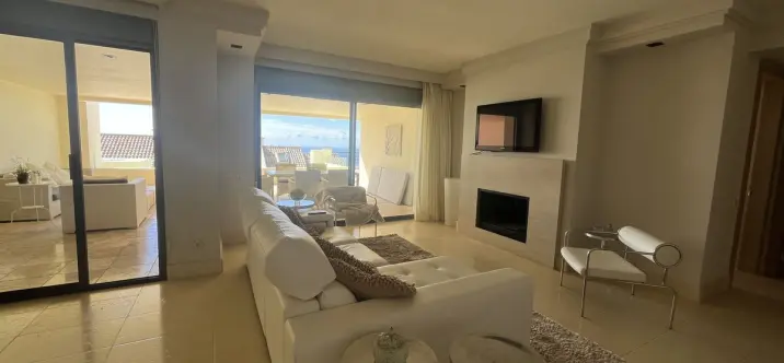 Sale of middle floor apartment in Altos de los Monteros 4