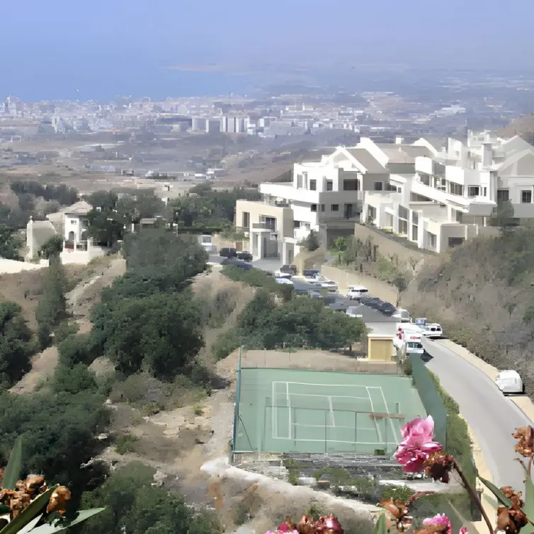 Venta de apartamento en planta media en Altos de los Monteros