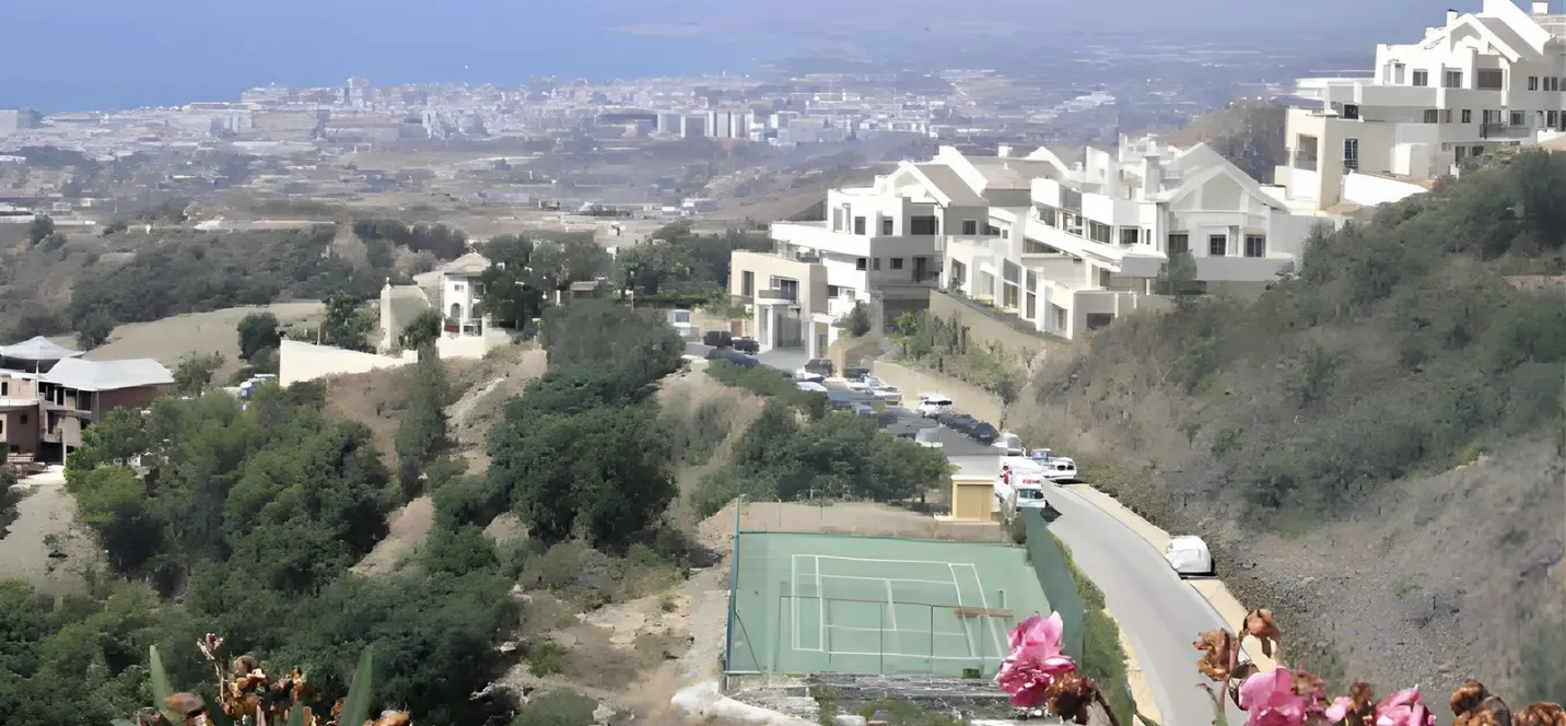 Venta de apartamento en planta media en Altos de los Monteros 0