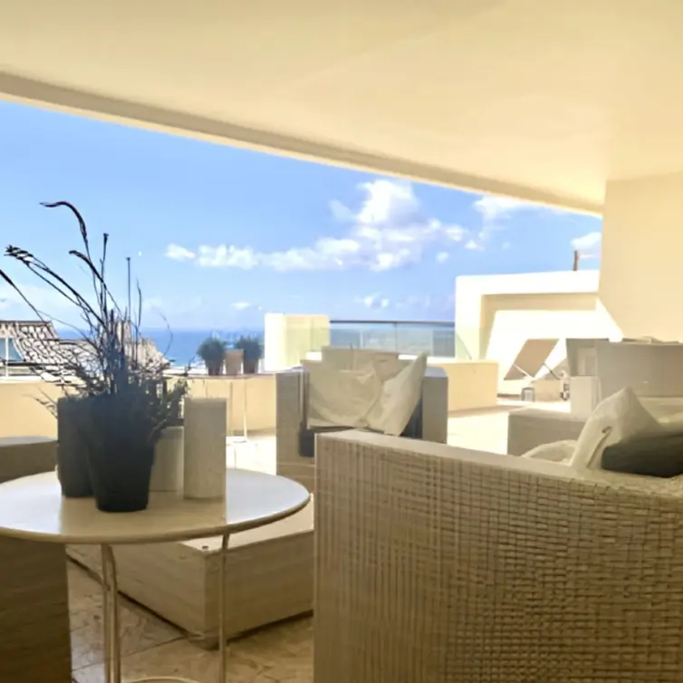 Venta de apartamento en planta media en Altos de los Monteros