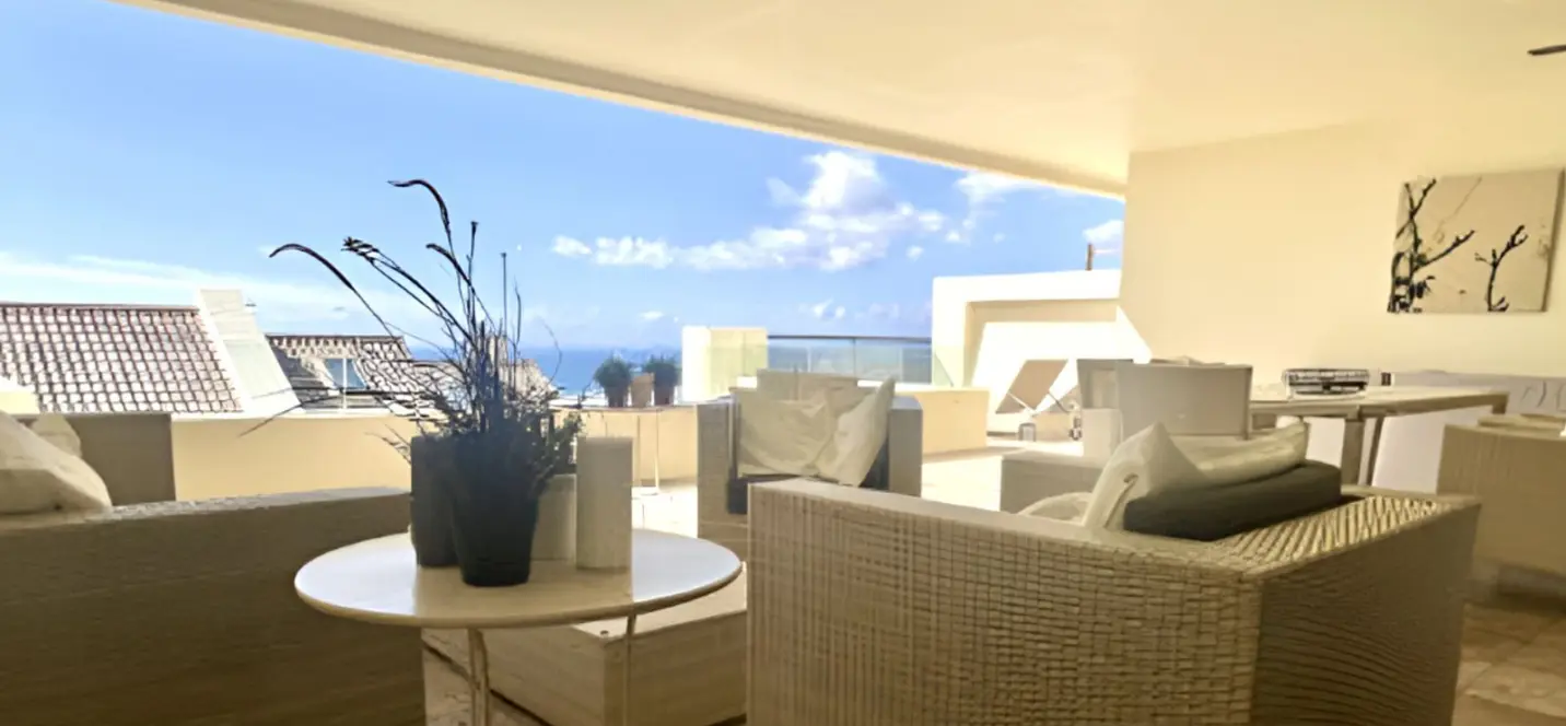 Venta de apartamento en planta media en Altos de los Monteros 1