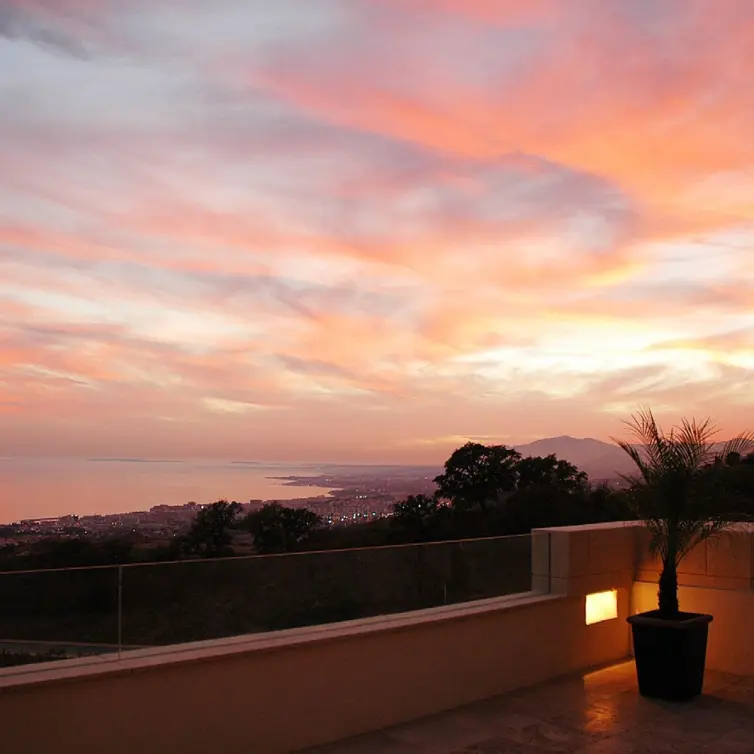Venta de apartamento en planta media en Altos de los Monteros