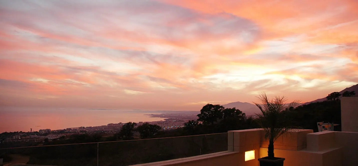 Venta de apartamento en planta media en Altos de los Monteros 2