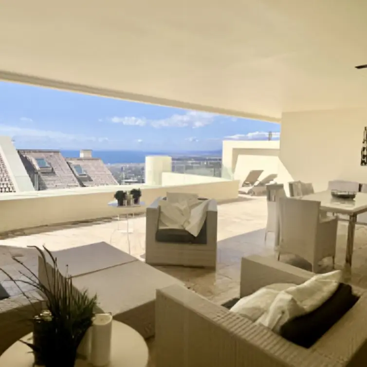 Venta de apartamento en planta media en Altos de los Monteros