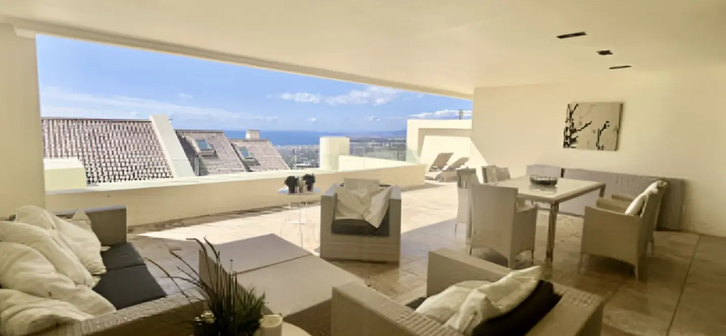 Venta de apartamento en planta media en Altos de los Monteros 3