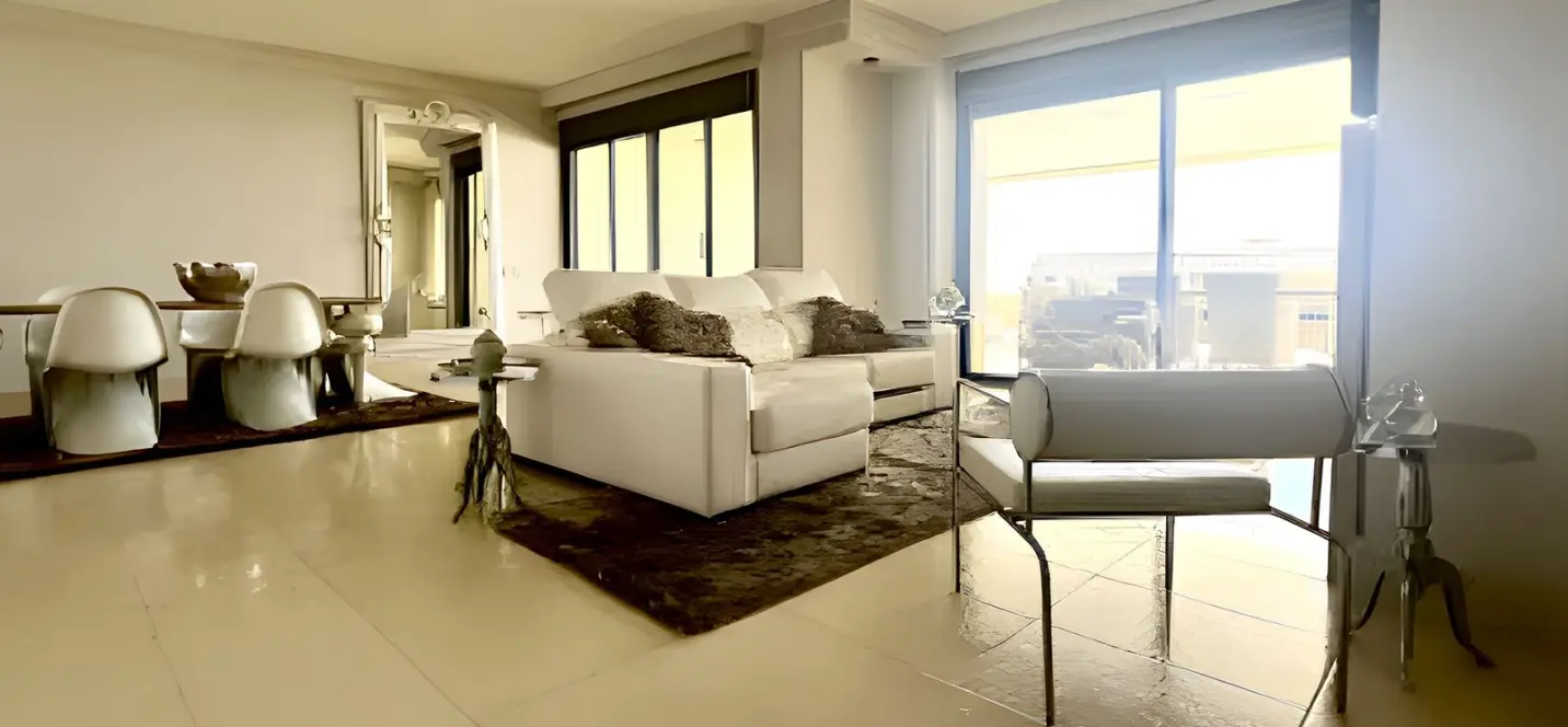 Venta de apartamento en planta media en Altos de los Monteros 4