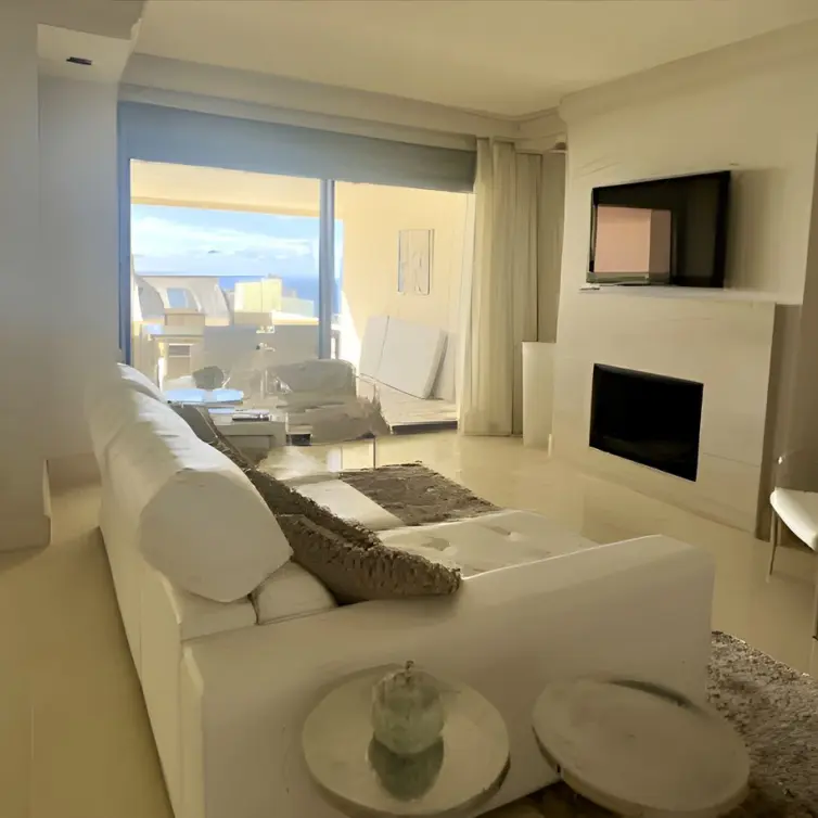 Venta de apartamento en planta media en Altos de los Monteros