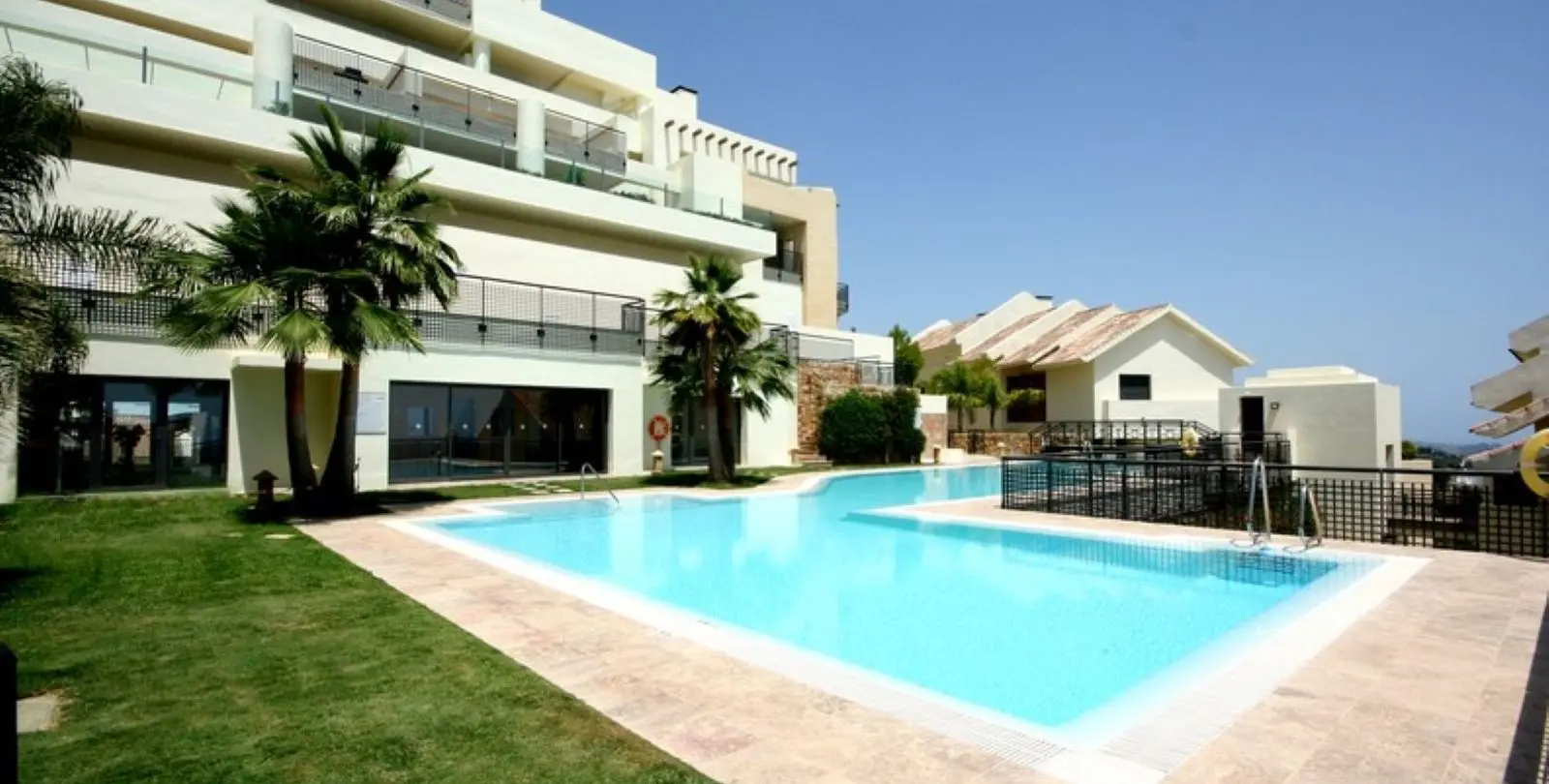 Sale of middle floor apartment in Altos de los Monteros 8