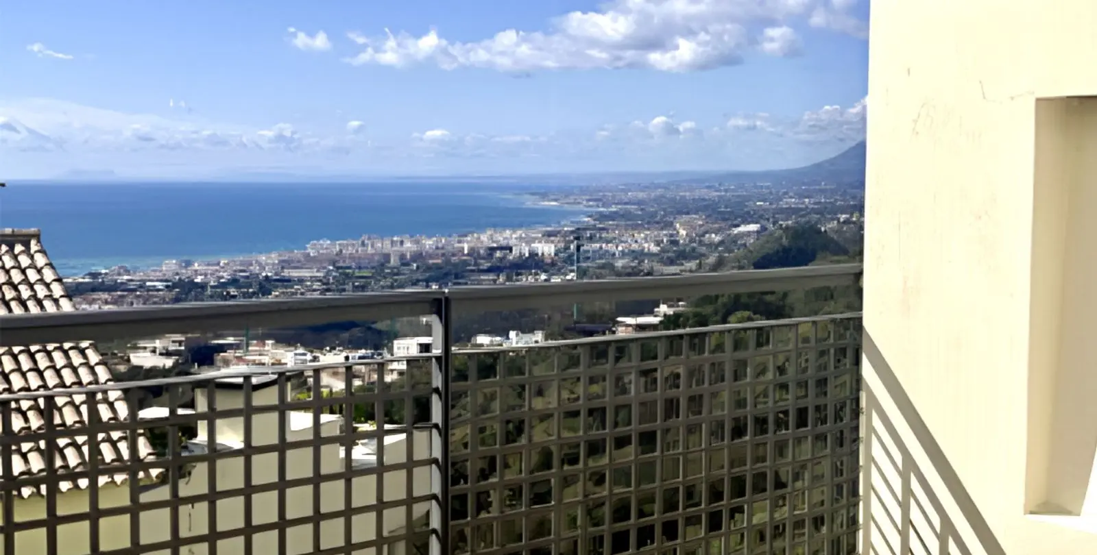 Sale of middle floor apartment in Altos de los Monteros 10