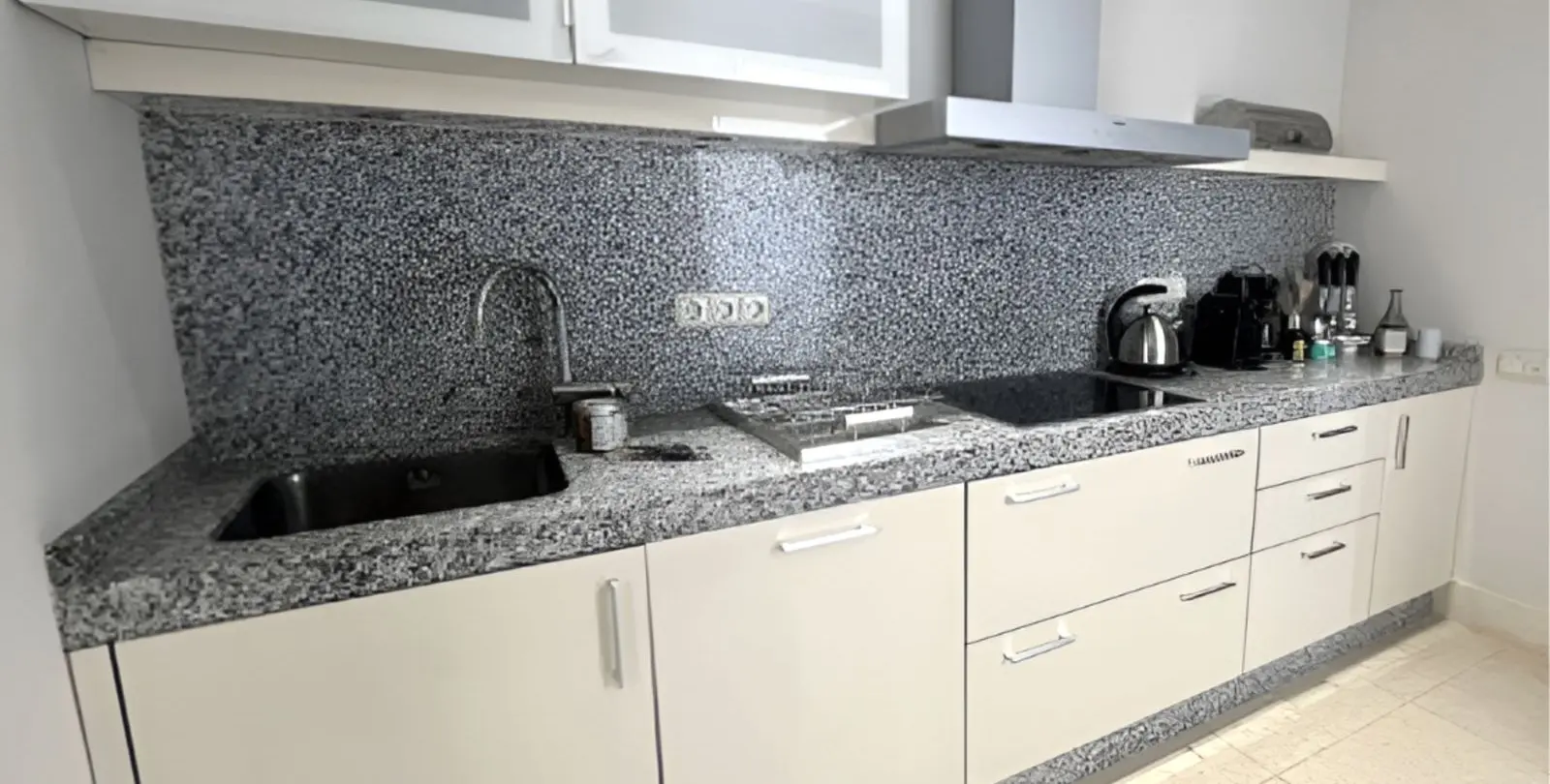 Sale of middle floor apartment in Altos de los Monteros 13