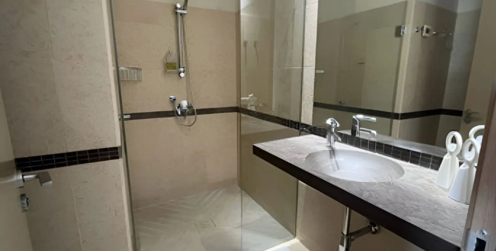 Sale of middle floor apartment in Altos de los Monteros 16