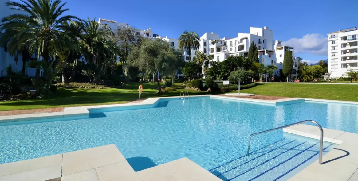 Продажа апартаментов на среднем этаже в Puerto Banús 1