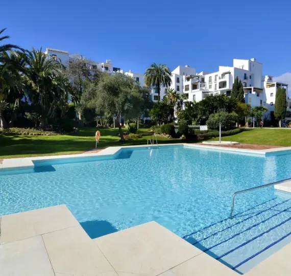 Продажа апартаментов на среднем этаже в Puerto Banús