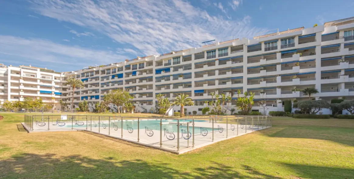 Sale of middle floor apartment in Puerto Banús 22