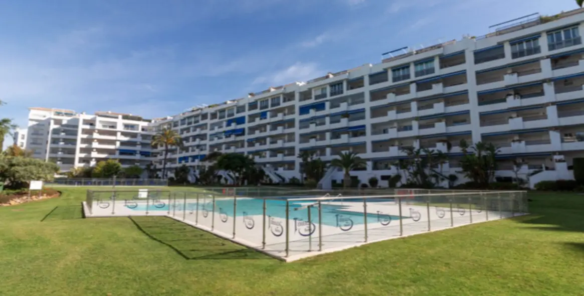 Sale of middle floor apartment in Puerto Banús 23