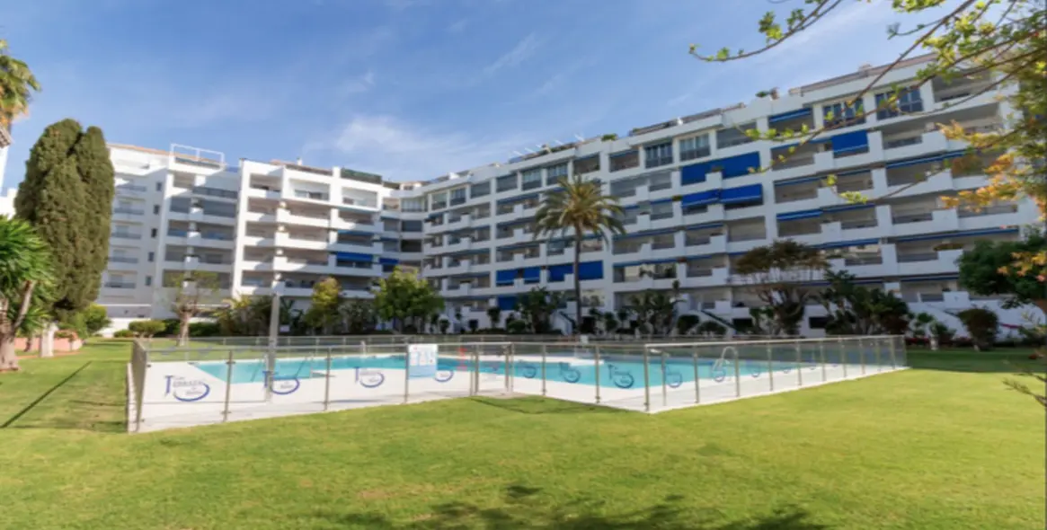 Sale of middle floor apartment in Puerto Banús 24