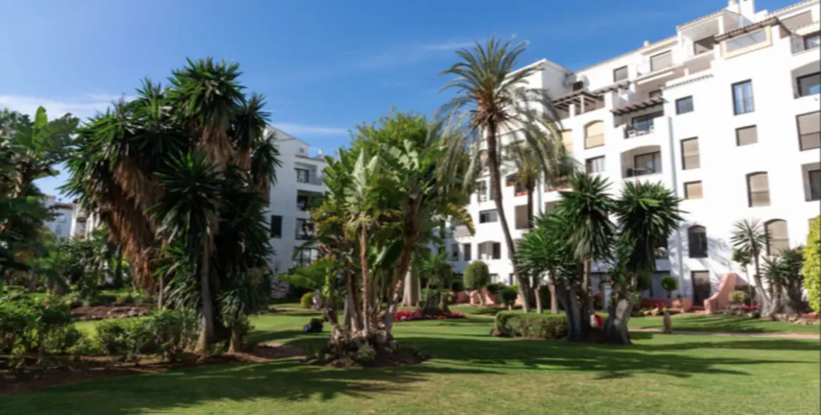 Sale of middle floor apartment in Puerto Banús 25