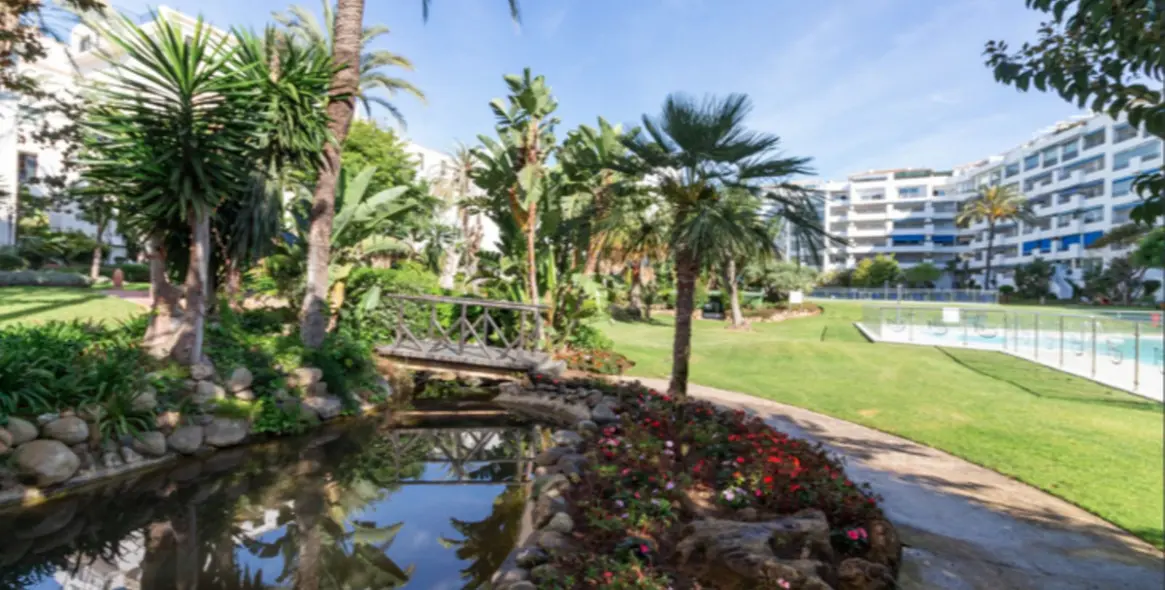 Sale of middle floor apartment in Puerto Banús 26