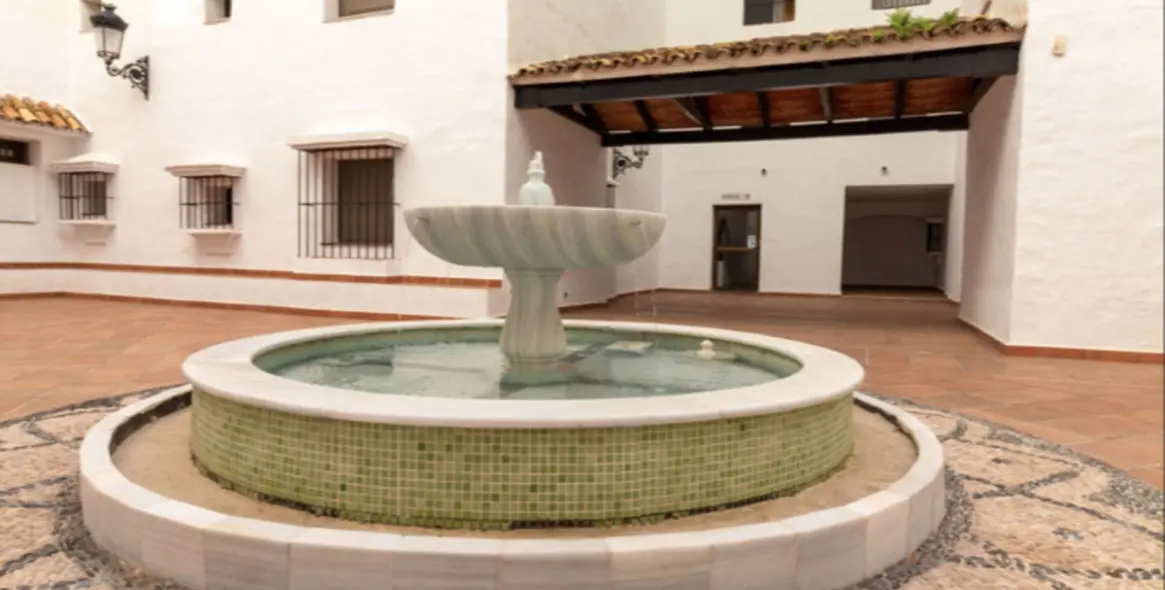 Sale of middle floor apartment in Puerto Banús 28