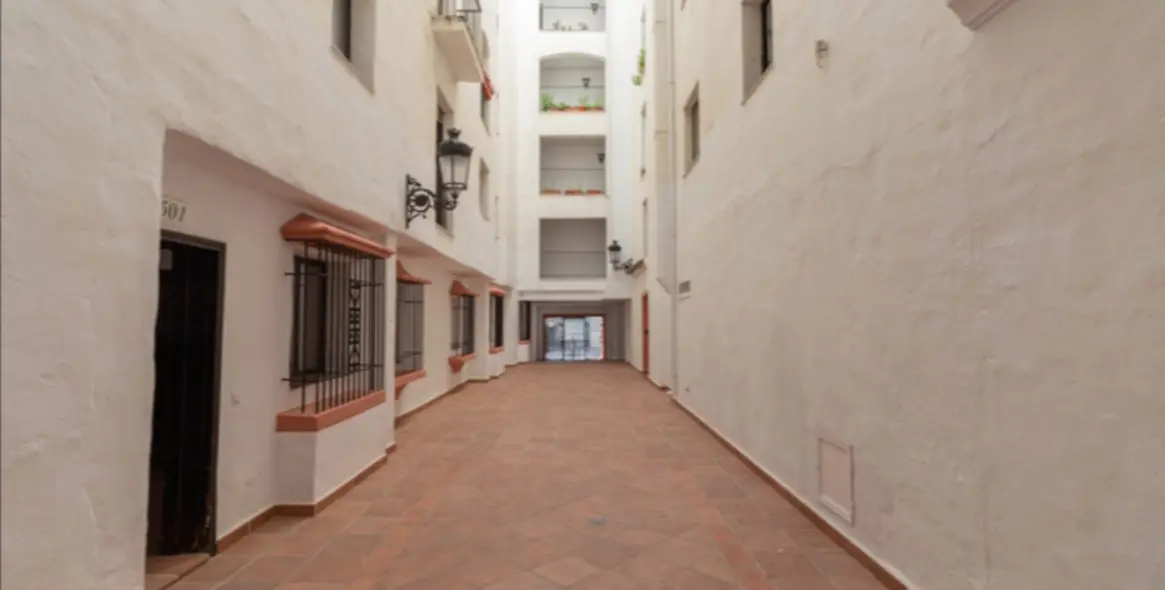 Sale of middle floor apartment in Puerto Banús 29