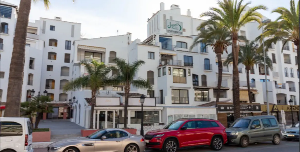 Sale of middle floor apartment in Puerto Banús 30