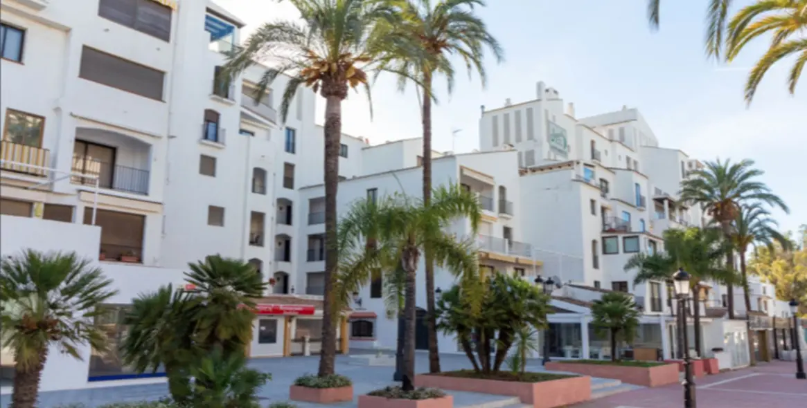 Sale of middle floor apartment in Puerto Banús 31
