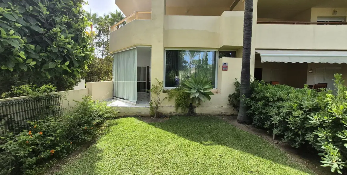 Sale of ground floor apartment in Marbella East (district Bahia De Marbella) 2