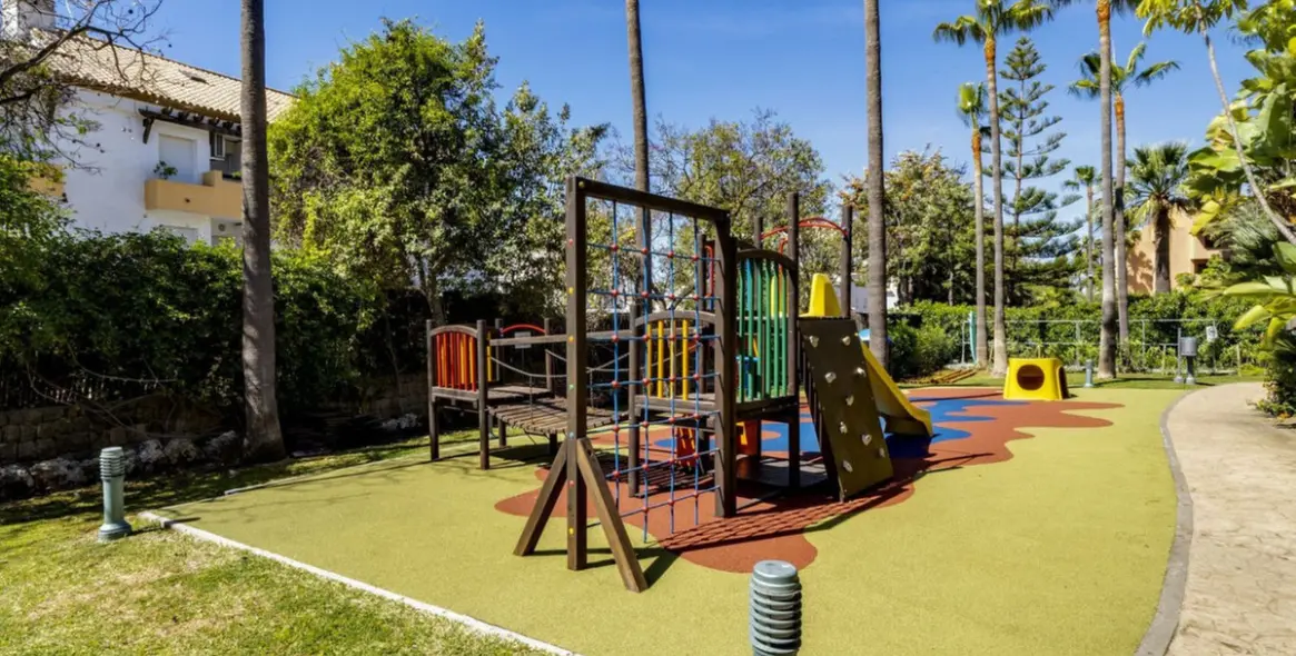 Sale of ground floor apartment in Bahía de Marbella 33