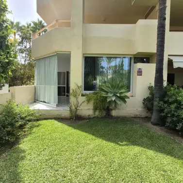 Продажа апартаментов на первом этаже в Bahía de Marbella