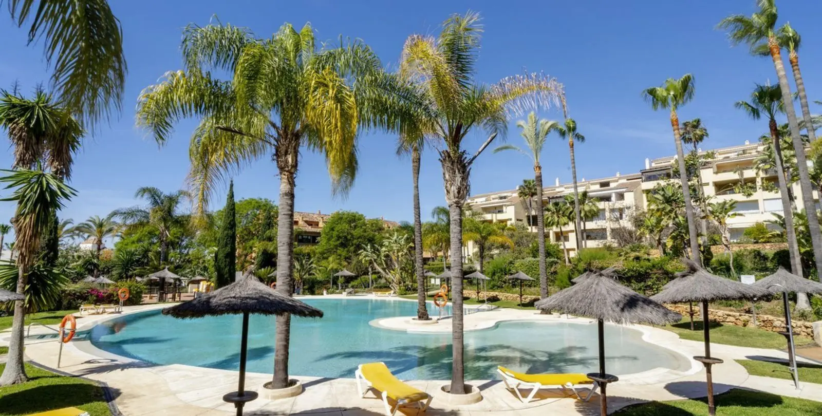 Sale of ground floor apartment in Bahía de Marbella 1