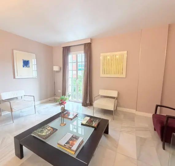 Продажа апартаментов на среднем этаже в Marbella