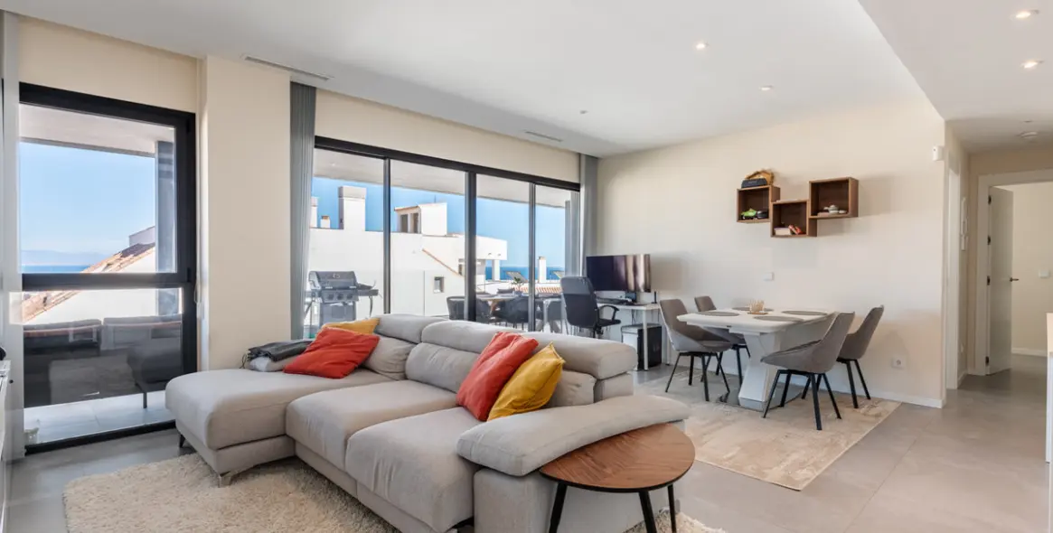 Sale of middle floor apartment in Fuengirola 2