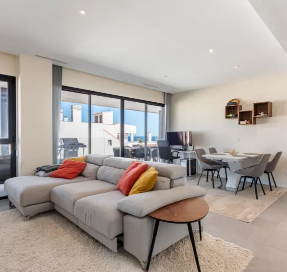 Sale of middle floor apartment in Fuengirola