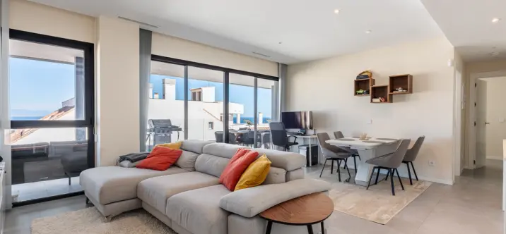 Sale of middle floor apartment in Fuengirola 1