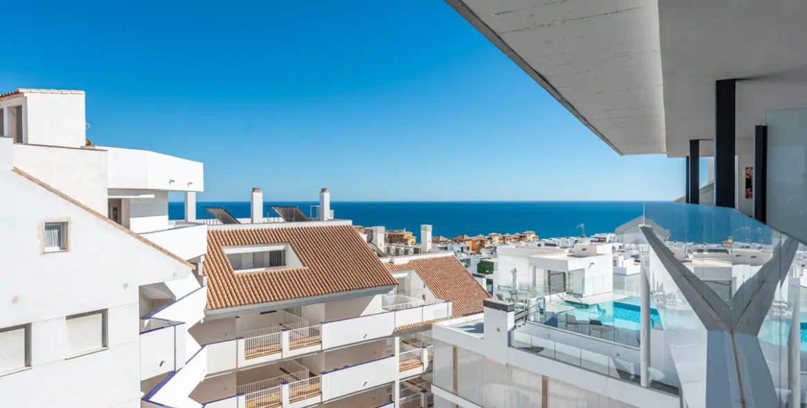 Sale of middle floor apartment in Fuengirola 12