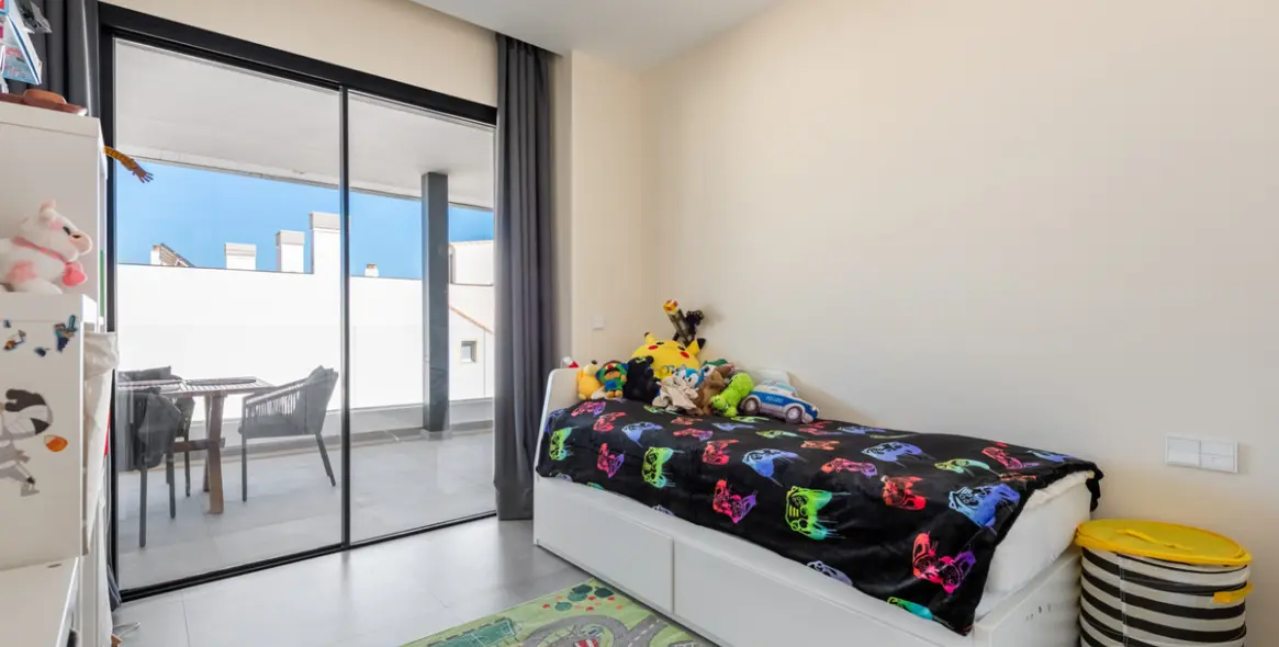 Sale of middle floor apartment in Fuengirola 14