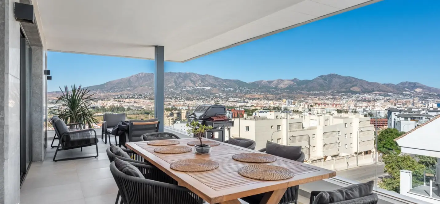 Sale of middle floor apartment in Fuengirola 1