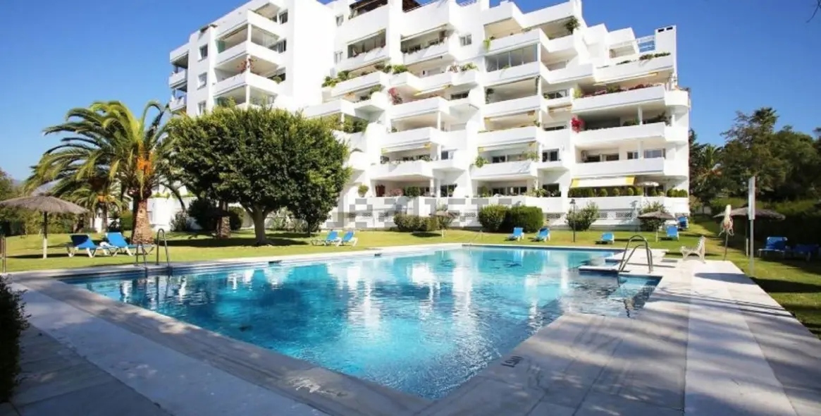 Venta de apartamento en planta media en Guadalmina Alta 1