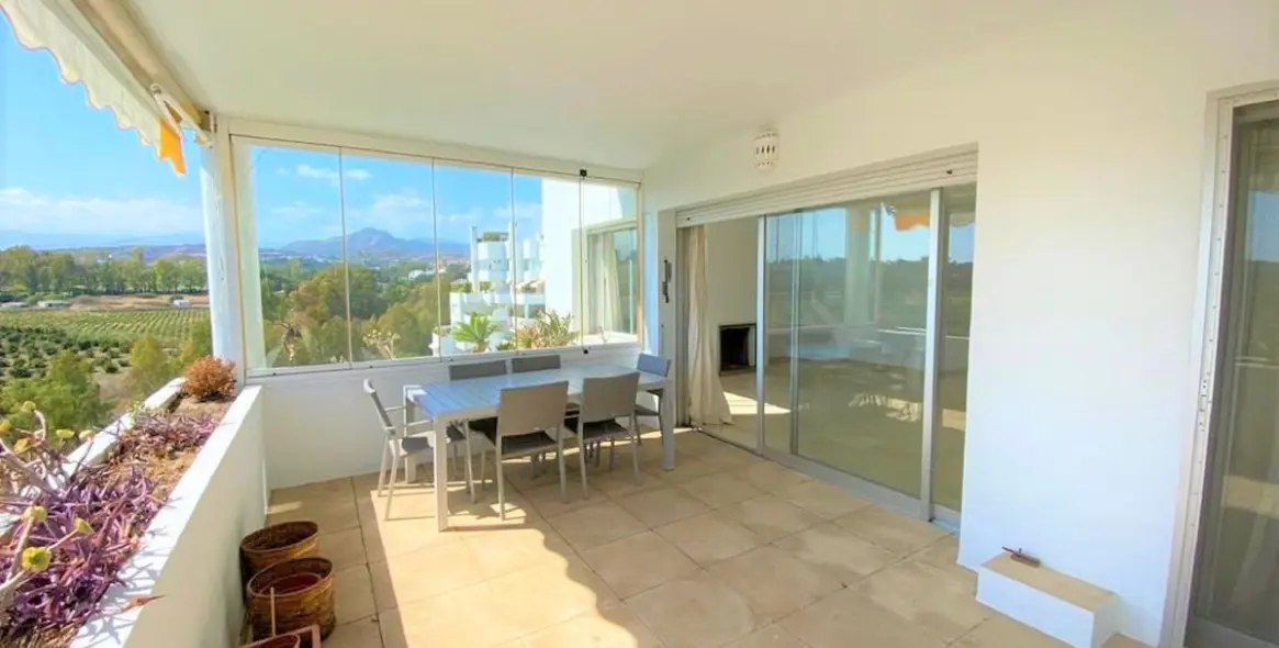 Venta de apartamento en planta media en Guadalmina Alta 2