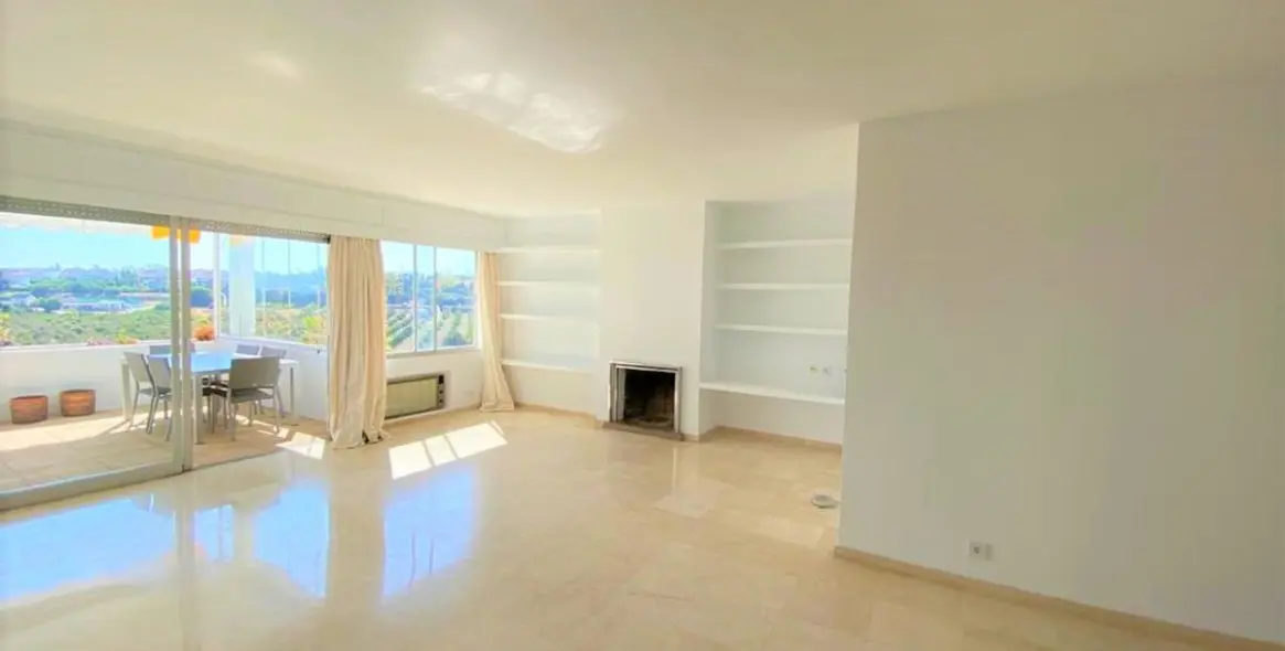 Venta de apartamento en planta media en Guadalmina Alta 3