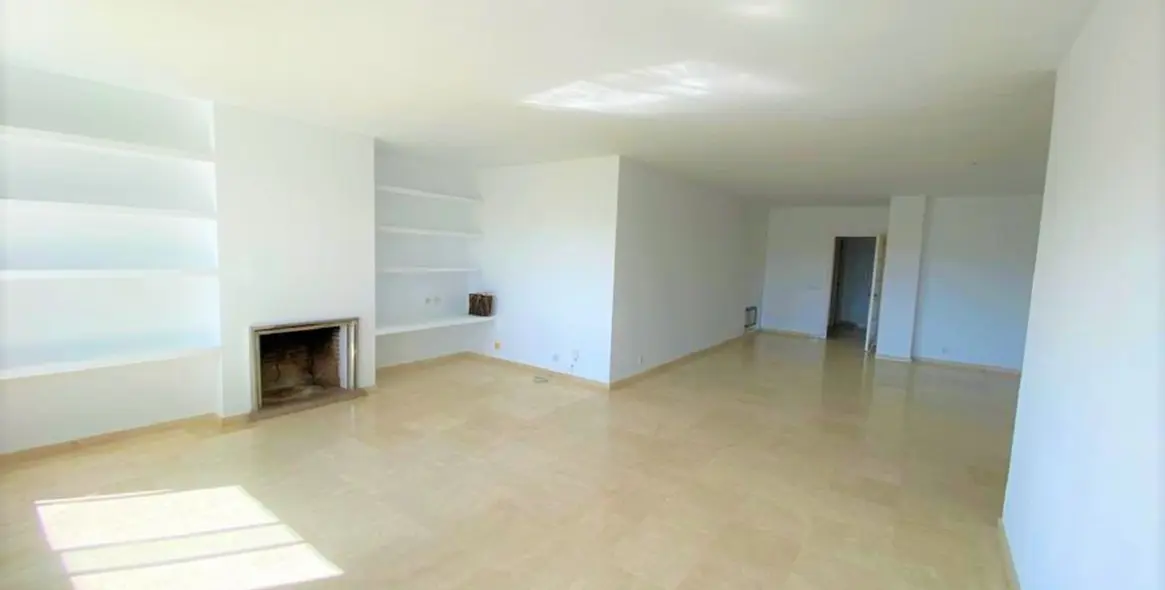 Venta de apartamento en planta media en Guadalmina Alta 5