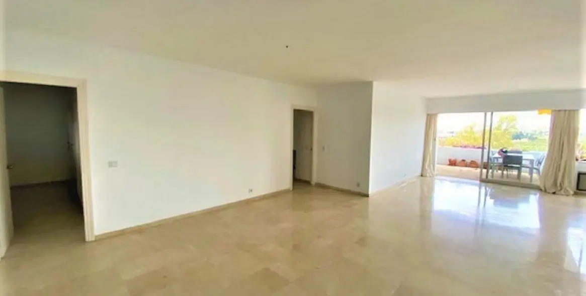 Venta de apartamento en planta media en Guadalmina Alta 6