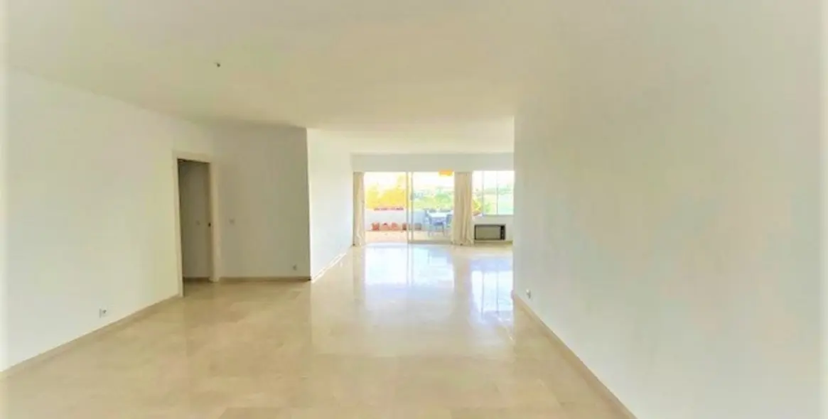 Venta de apartamento en planta media en Guadalmina Alta 7
