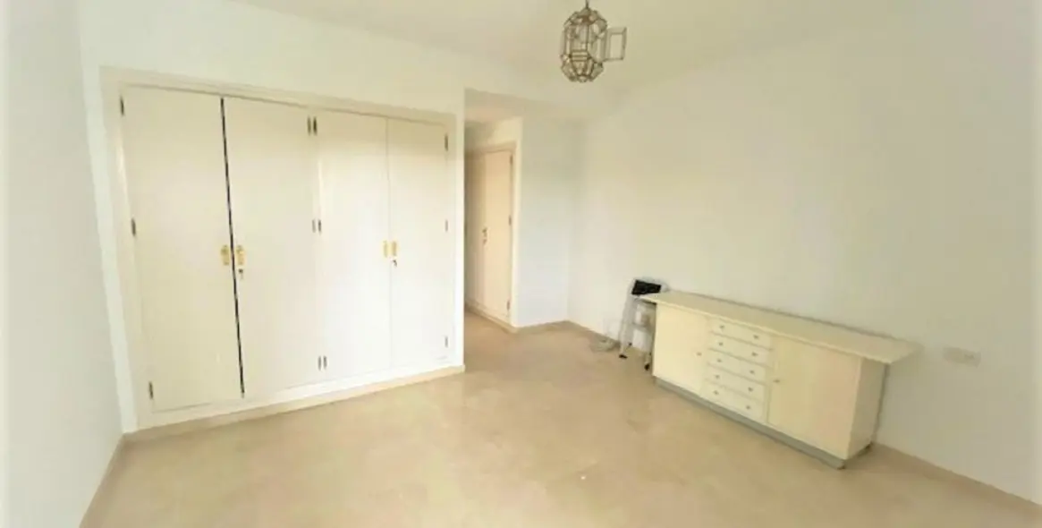 Venta de apartamento en planta media en Guadalmina Alta 8