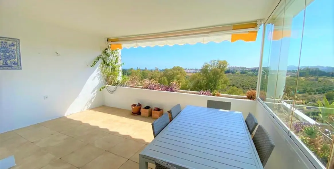 Venta de apartamento en planta media en Guadalmina Alta 9