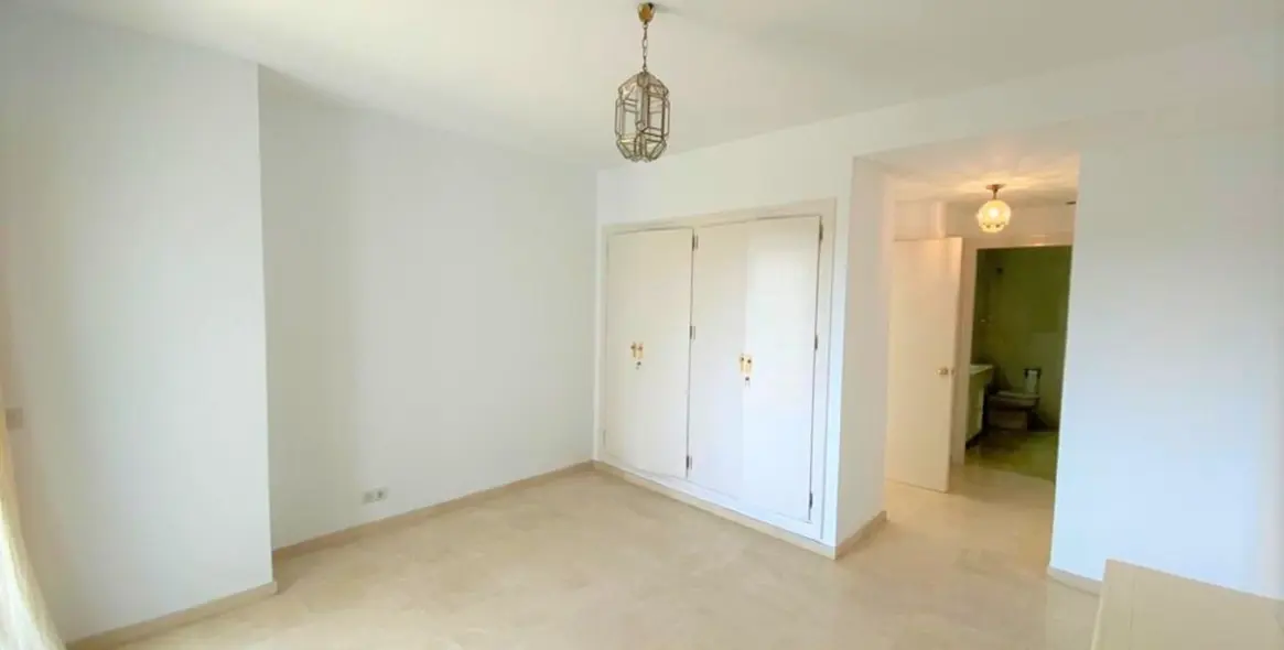 Venta de apartamento en planta media en Guadalmina Alta 10