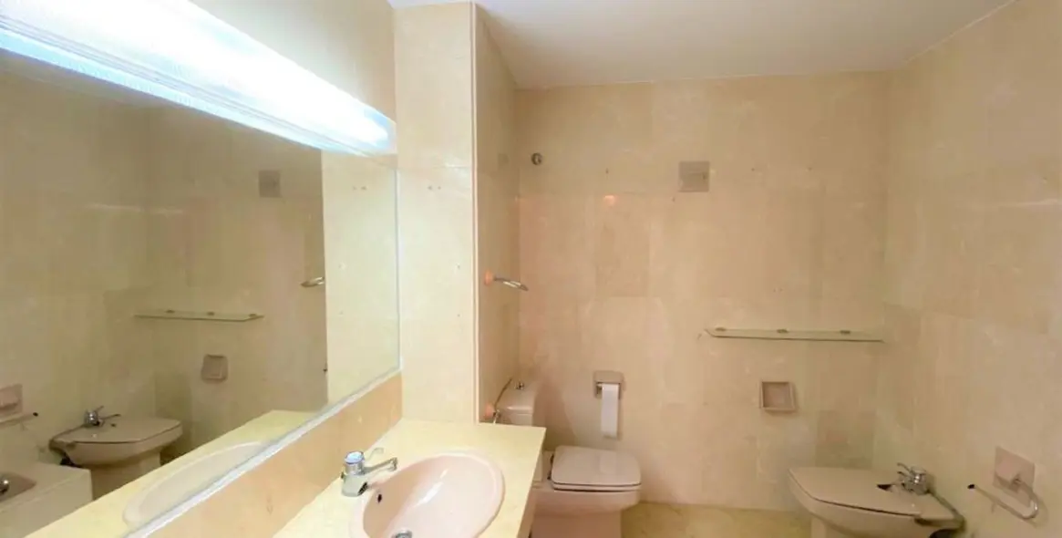 Venta de apartamento en planta media en Guadalmina Alta 11